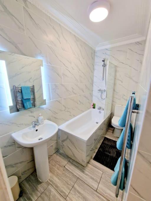 Charming Home With Private Balcony, On 1St Floor, With 2 Bathrooms, 3 Min Walk To Earl'S Court Station Лондон Екстериор снимка