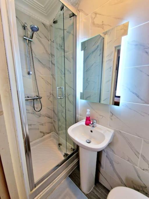 Charming Home With Private Balcony, On 1St Floor, With 2 Bathrooms, 3 Min Walk To Earl'S Court Station Лондон Екстериор снимка