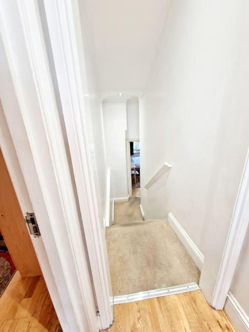 Charming Home With Private Balcony, On 1St Floor, With 2 Bathrooms, 3 Min Walk To Earl'S Court Station Лондон Екстериор снимка