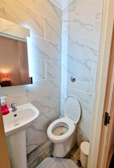 Charming Home With Private Balcony, On 1St Floor, With 2 Bathrooms, 3 Min Walk To Earl'S Court Station Лондон Екстериор снимка