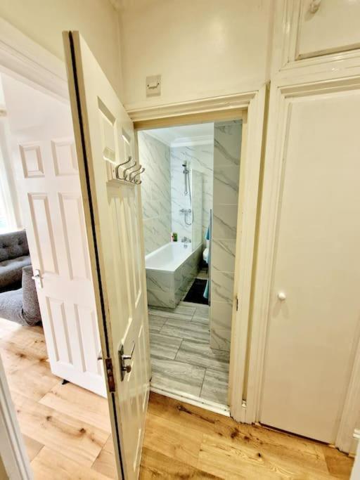 Charming Home With Private Balcony, On 1St Floor, With 2 Bathrooms, 3 Min Walk To Earl'S Court Station Лондон Екстериор снимка