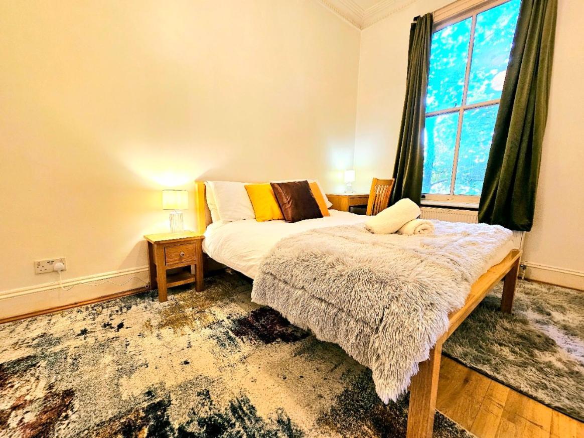 Charming Home With Private Balcony, On 1St Floor, With 2 Bathrooms, 3 Min Walk To Earl'S Court Station Лондон Екстериор снимка