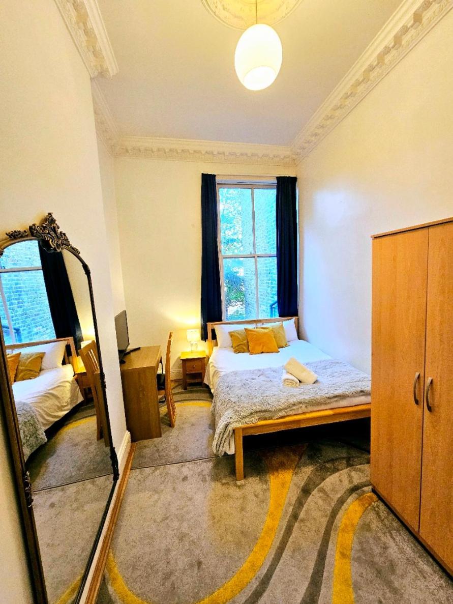 Charming Home With Private Balcony, On 1St Floor, With 2 Bathrooms, 3 Min Walk To Earl'S Court Station Лондон Екстериор снимка