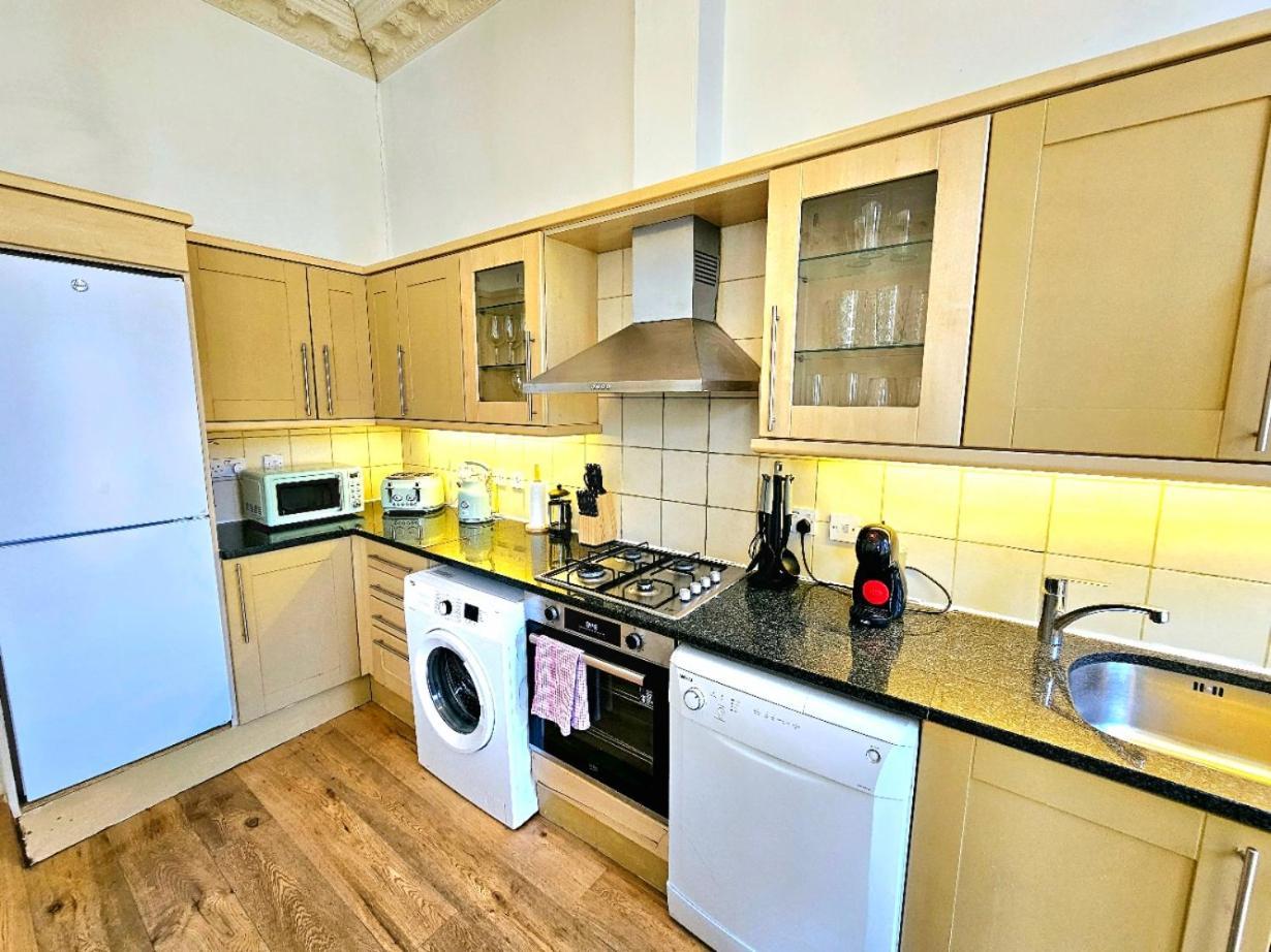 Charming Home With Private Balcony, On 1St Floor, With 2 Bathrooms, 3 Min Walk To Earl'S Court Station Лондон Екстериор снимка