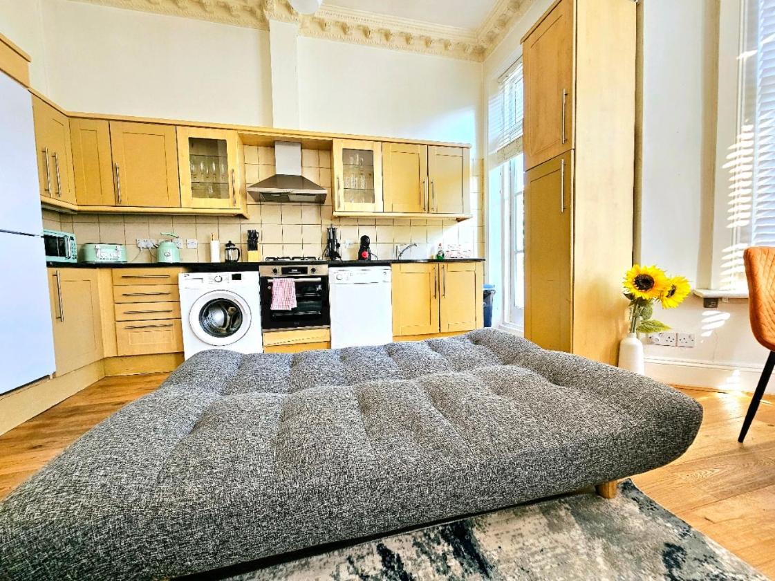 Charming Home With Private Balcony, On 1St Floor, With 2 Bathrooms, 3 Min Walk To Earl'S Court Station Лондон Екстериор снимка