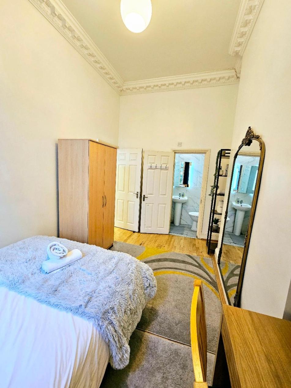 Charming Home With Private Balcony, On 1St Floor, With 2 Bathrooms, 3 Min Walk To Earl'S Court Station Лондон Екстериор снимка