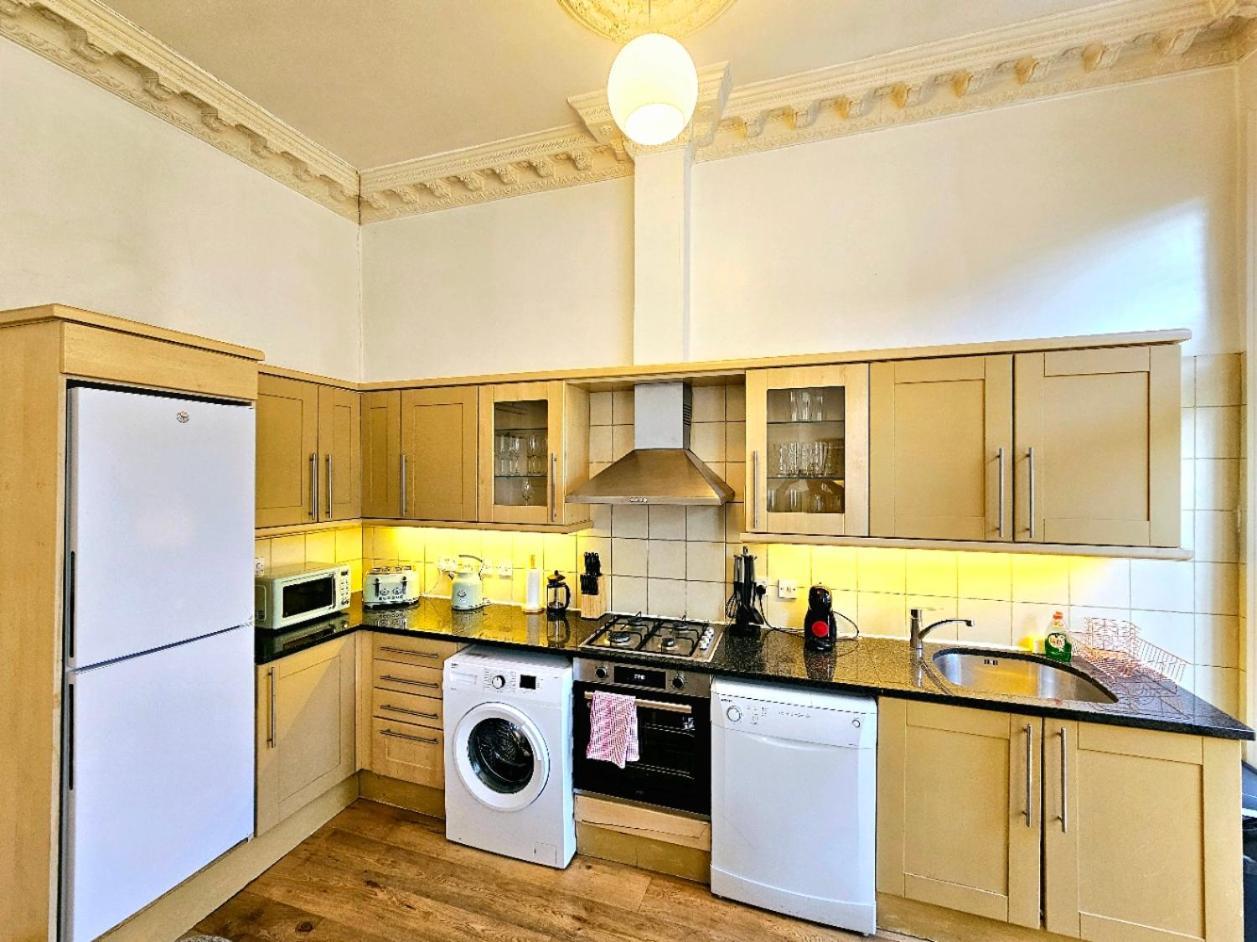 Charming Home With Private Balcony, On 1St Floor, With 2 Bathrooms, 3 Min Walk To Earl'S Court Station Лондон Екстериор снимка