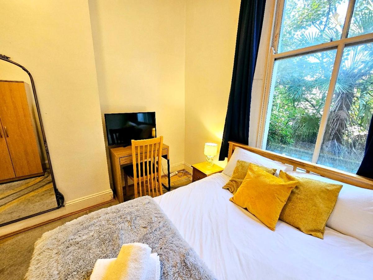 Charming Home With Private Balcony, On 1St Floor, With 2 Bathrooms, 3 Min Walk To Earl'S Court Station Лондон Екстериор снимка